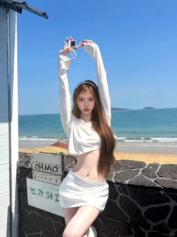 蓝天海岸边身穿白色上衣的人像